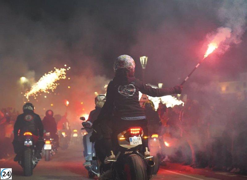 Gran multitud de motociclistas participan en el impactante desfile de antorchas por las calles de Tordesillas durante el evento de Motauros.