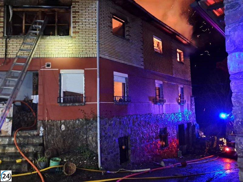 Trágico fuego devasta edificio en la calle Valseco de Palacios del Sil, León