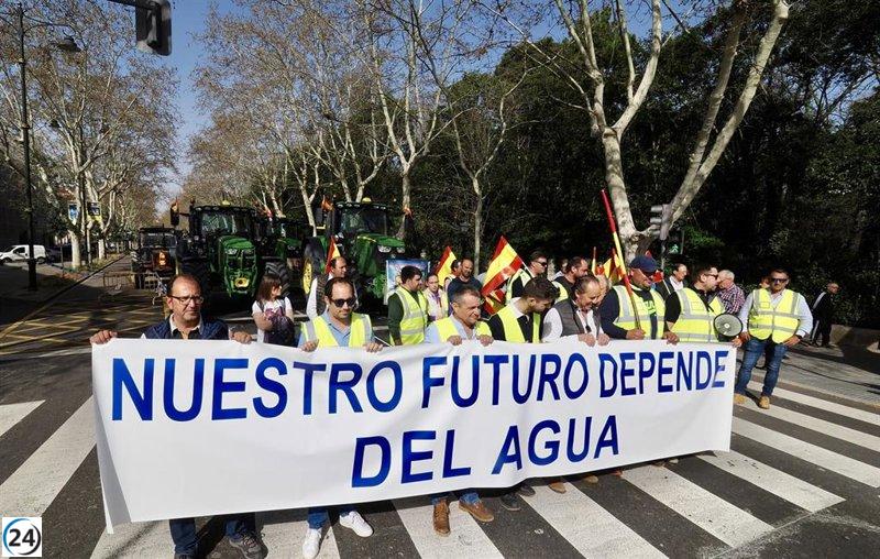 Agricultores y tractores protestan en Valladolid por la gestión cuestionada de la CHD