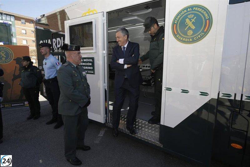 La Guardia Civil crea cinco oficinas móviles para asistir a ciudadanos y peregrinos.