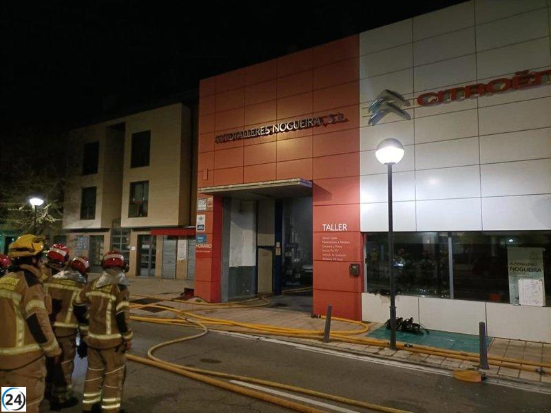 Incendio en taller de Valladolid destruye tres vehículos