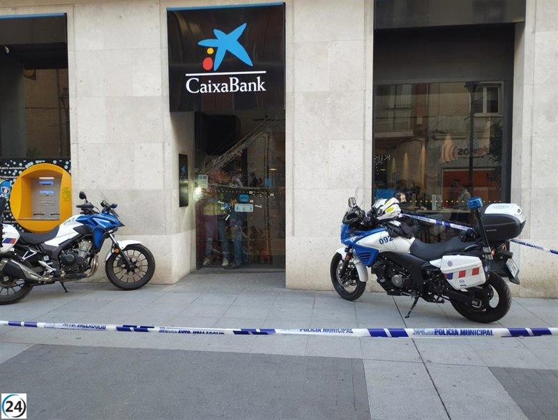 Delincuente escapa después de intentar robar teléfonos en banco con cierre automático.