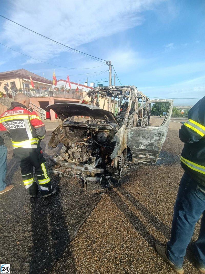 Incendio en un microbús en Trabazos controlado sin heridos.