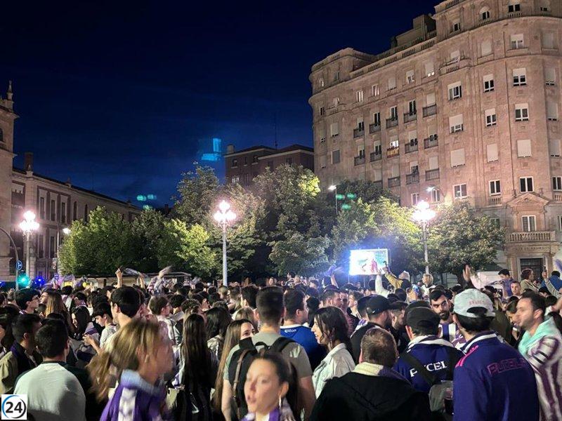 El Valladolid tiñe de blanquivioleta la plaza Zorrilla con su ascenso a Primera.