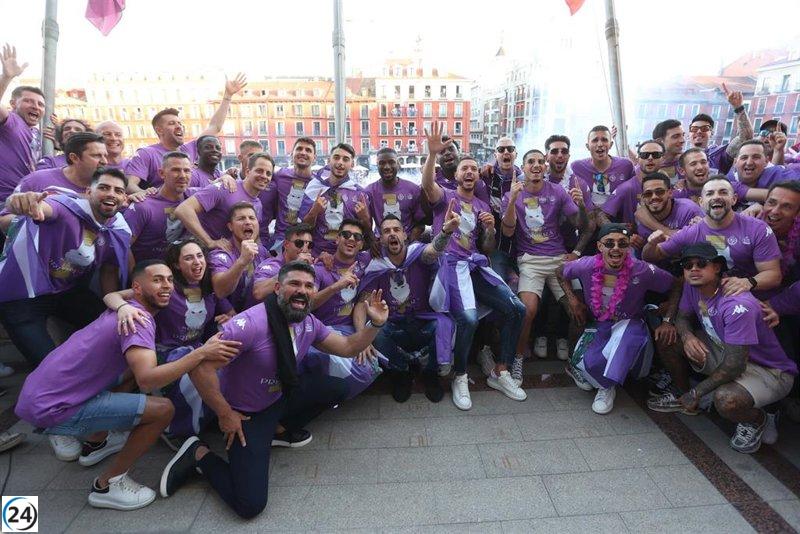 Aficionados blanquivioletas abarrotan la Plaza Mayor para celebrar el ascenso del Real Valladolid