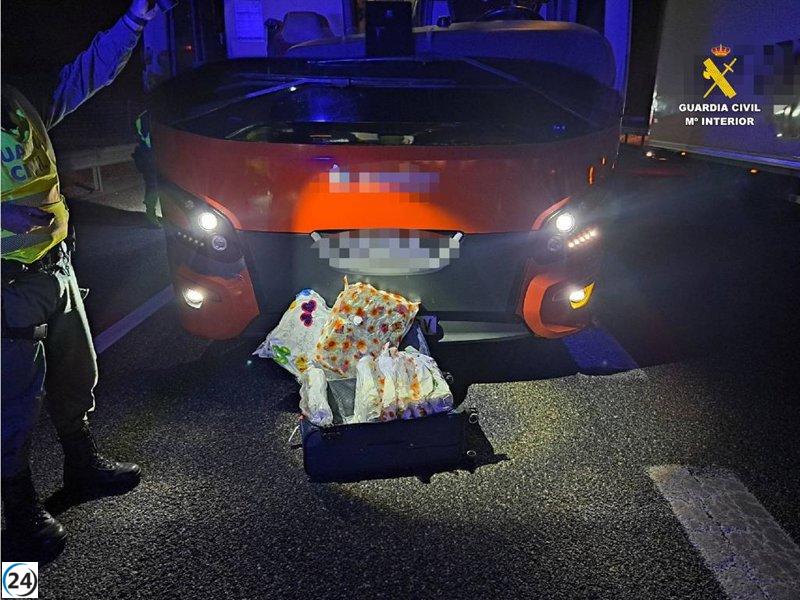 Mujer detenida en Segovia transportando nueve kilos de marihuana en autobús.