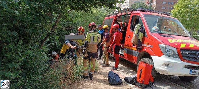 Un indigente es rescatado tras caer a la orilla del río Pisuerga en Valladolid.