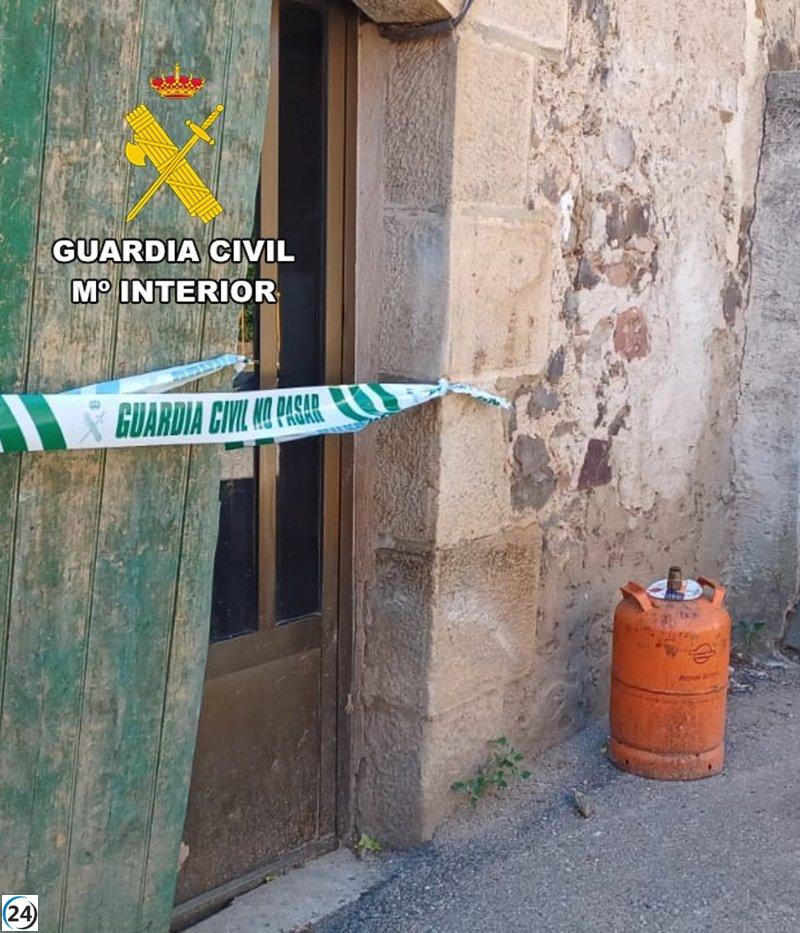 Hombre detenido con hacha, marihuana y actitud agresiva.