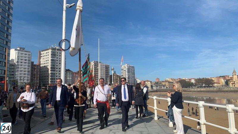 46 pendones leoneses desfilan por el Paseo del Muro de Gijón