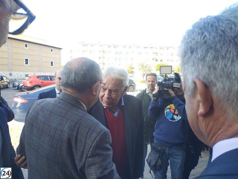 Felipe González apoya a Tudanca en su disputa con Ferraz sobre las primarias.