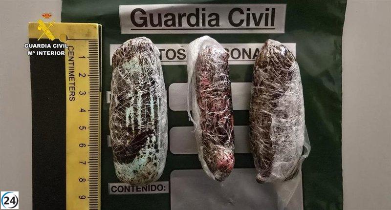 Interceptan tres bellotas de hachís en un preso de La Moraleja tras visita familiar.