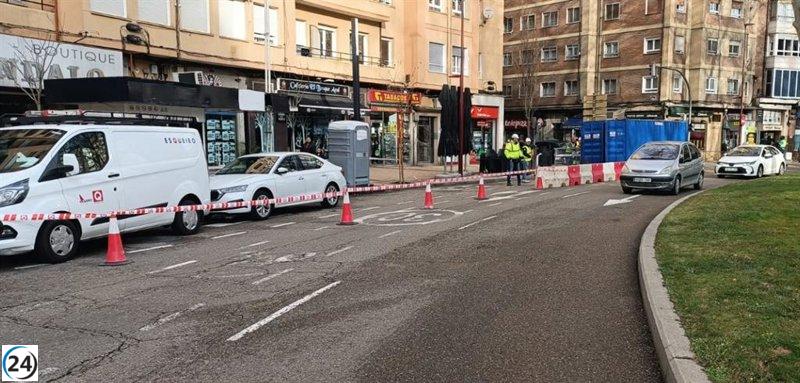 Corte de un carril en la plaza Circular de Valladolid por las obras para desmantelar la antigua gasolinera.