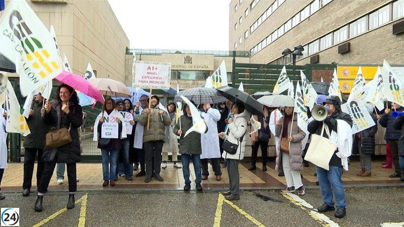 Cerca de 70 personas protestan en Valladolid por un Estatuto Marco específico para los médicos.