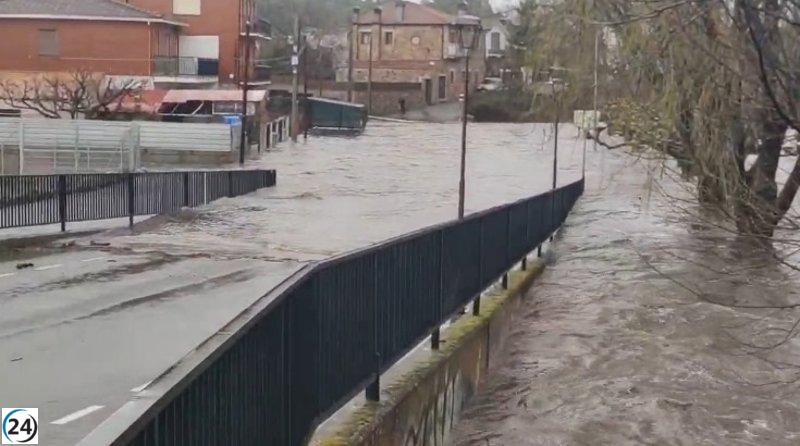 El río Alberche inunda Navaluenga en Ávila.