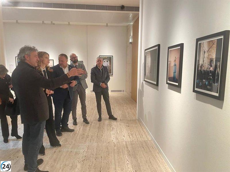 ‘Ciertos deslumbramientos’ se exhibe en el Museo de León con obras fotográficas de José Ramón Vega y versos de Tomás Sánchez.
