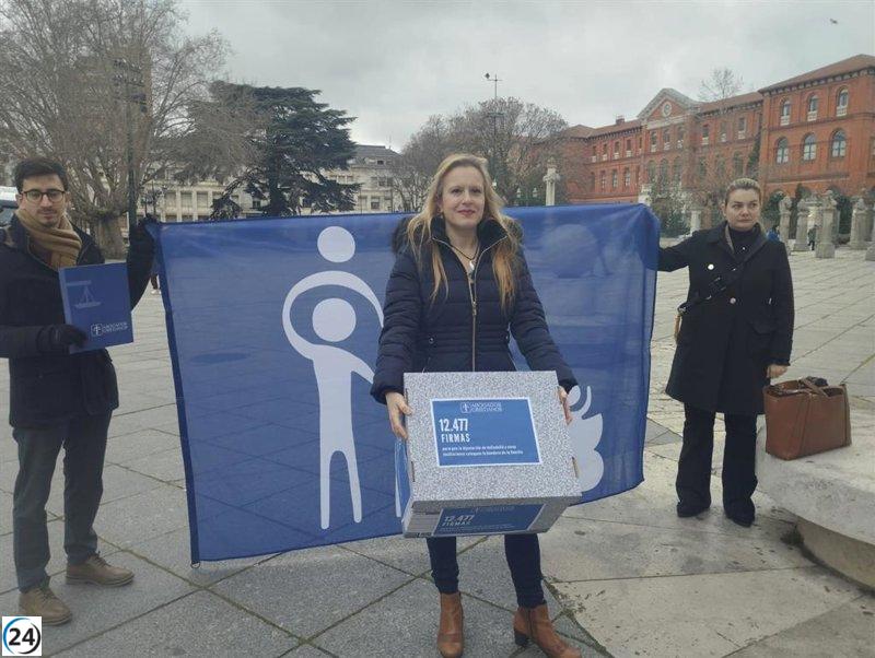 Miles de vallisoletanos piden que la Diputación ondee la bandera de la familia.