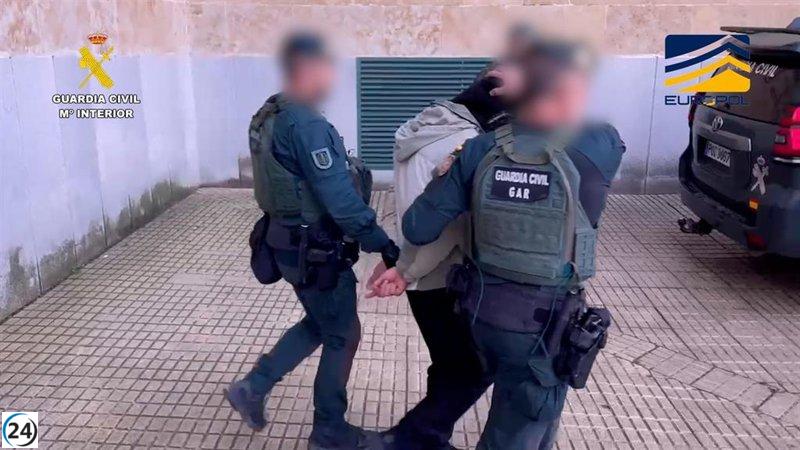 Desmantelan red yihadista en Salamanca, Burgos y Huelva con arsenales y planes de ataques suicidas.