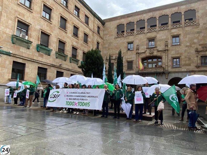 Funcionarios en Castilla y León exigen en las calles una revisión salarial.