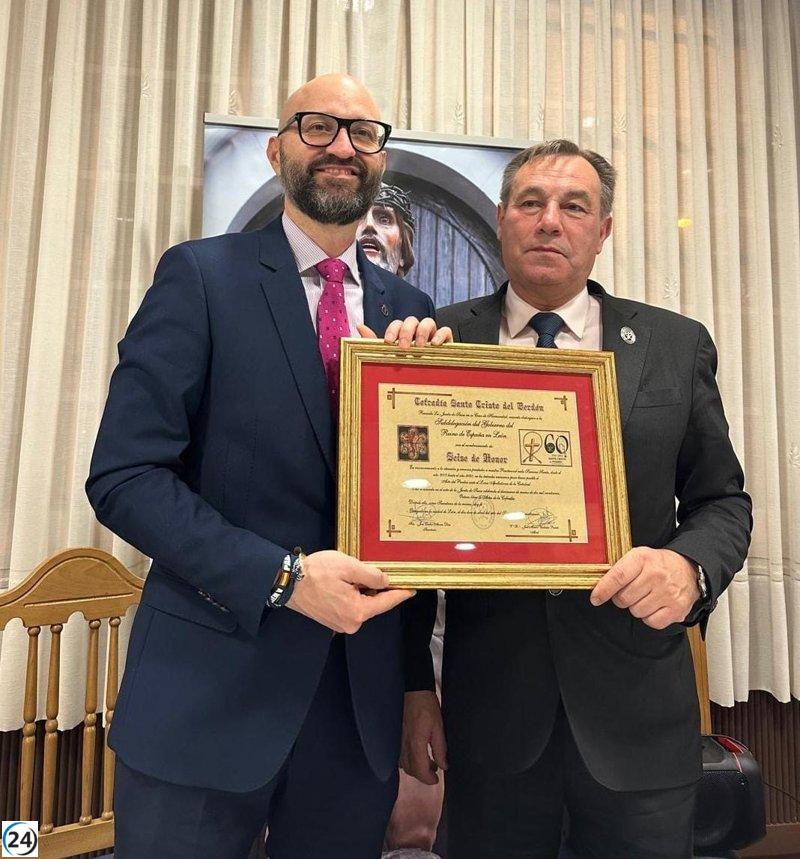 La Subdelegación del Gobierno en León recibe el título de Seise de Honor del Santo Cristo del Perdón.
