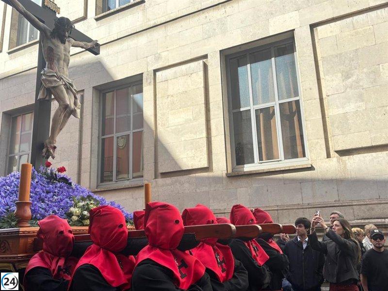 Multitudinaria procesión del 'Santísimo Cristo de la Luz' en Valladolid durante Jueves Santo.