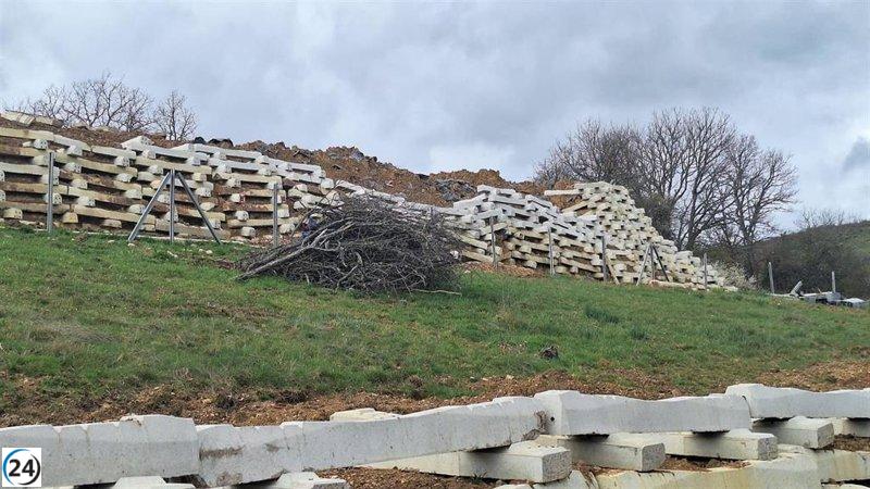 Encuentran un vertedero de paneles solares cerca de un arroyo en Vallespinoso de Cervera (Palencia)