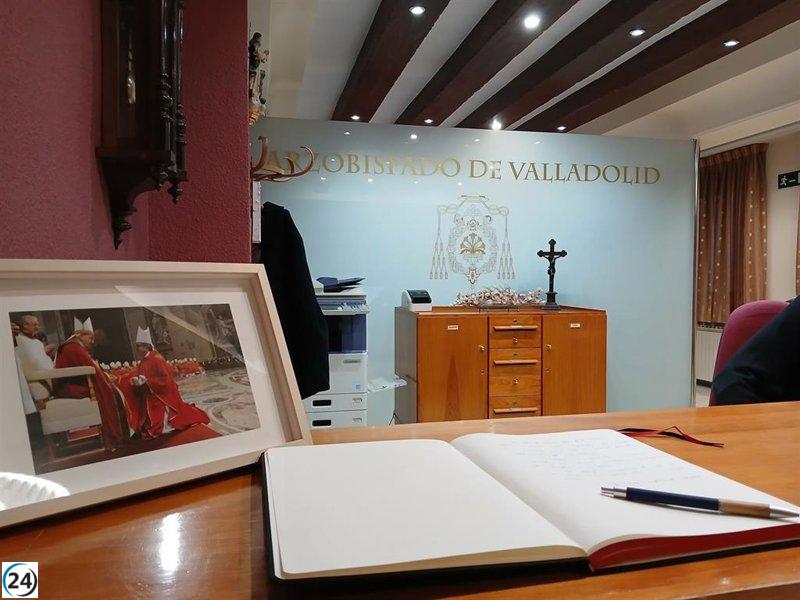 Argüello rinde homenaje a Francisco en el libro de condolencias.