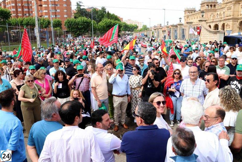 Cerca de 4.000 zamoranos se manifiestan contra el recorte de paradas del AVE en su ciudad.