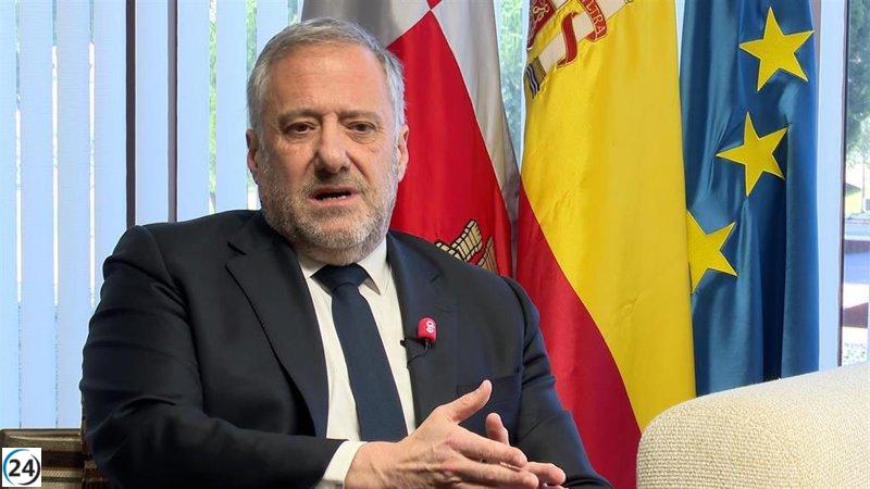 Pollán pide al PSOE el retiro inmediato de la bandera arcoíris instalada sin autorización.