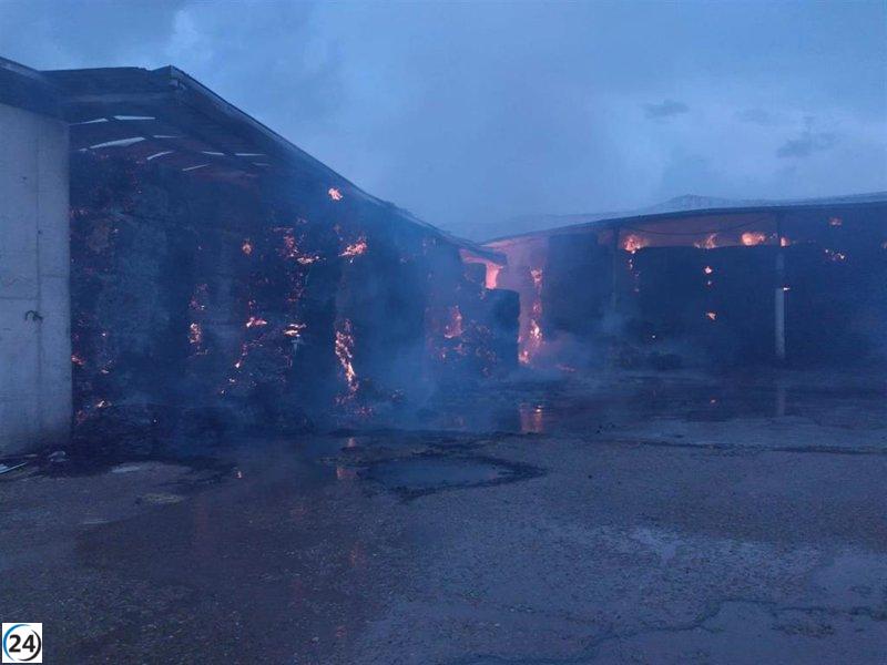 Controlado el incendio en una nave de paja en Sahelices del Payuelo (León)