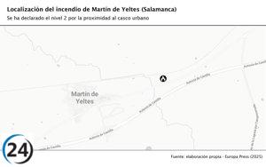 Incendio en Martín de Yeltes (Salamanca) declarado de nivel 2 al avanzar hacia el núcleo urbano.