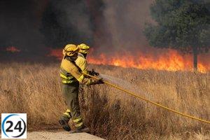 Molezuelas (Zamora) mobiliza maquinaria y contrafuegos para controlar el incendio.
