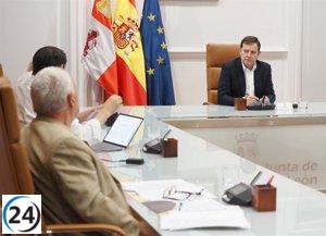 Mañueco prevé desafíos ante incendios, a pesar de mejoras en la situación y 8.200 evacuados en CyL.