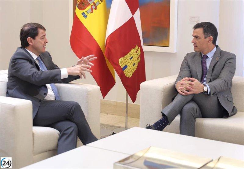 Mañueco pide a Sánchez más apoyo militar para combatir los incendios.