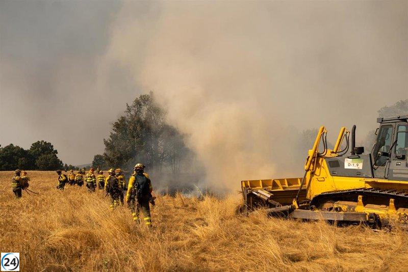 El incendio en Molezuelas de la Carballeda (Zamora) baja a categoría 1.