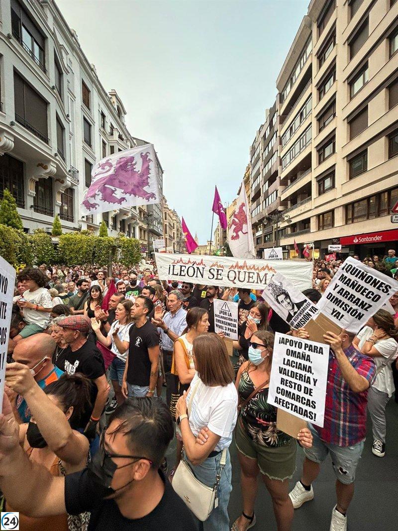 Miles de ciudadanos se manifiestan en León exigiendo el nivel 3 y renuncias por la gestión de incendios.