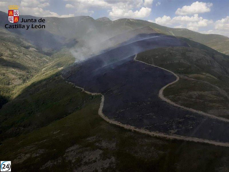 Cien residentes de Colinas en Igüeña son evacuados por la Guardia Civil debido al avance del incendio.