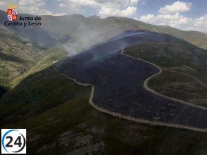 Cien residentes de Colinas en Igüeña son evacuados por la Guardia Civil debido al avance del incendio.