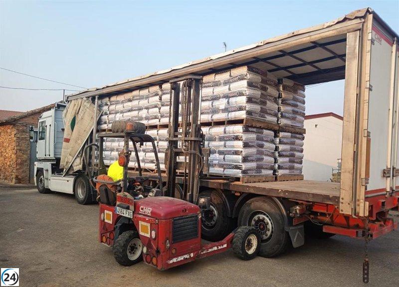 La Junta distribuye 900 toneladas de alimentos a 74 ganaderías afectadas por incendios.