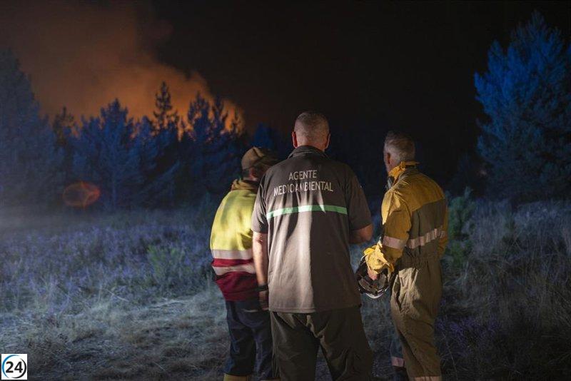 Refuerzan el cerco en el norte del incendio de Fasgar-Colinas (León) esta noche.
