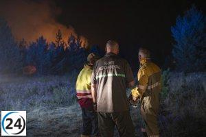 Refuerzan el cerco en el norte del incendio de Fasgar-Colinas (León) esta noche.