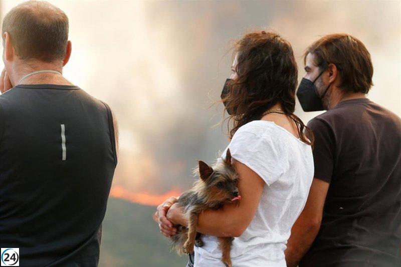 La Junta extiende la lista de municipios evacuados por intensos incendios.