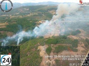 Incendio intencionado grado 2 obliga a evacuar a 400 residentes en Berlanga del Bierzo (León).
