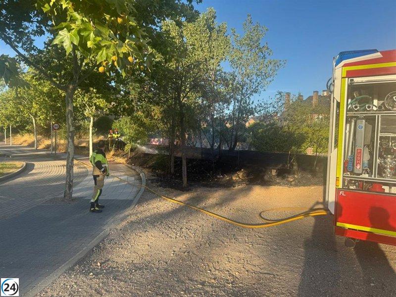 Camión de limpieza frena incendio iniciado por jóvenes en Valladolid.