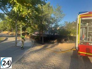 Camión de limpieza frena incendio iniciado por jóvenes en Valladolid.