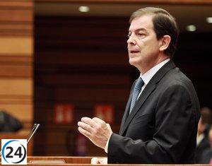 Mañueco presenta un decreto para regular la gestión forestal y discute prevención con partidos y sectores implicados.