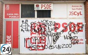 Atacan la sede del PSOE en Arenas (Ávila) con graffitis de inspiración nazi.