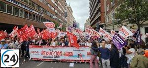 Cerca de 300 manifestantes en Valladolid exigen la disminución de la jornada laboral.