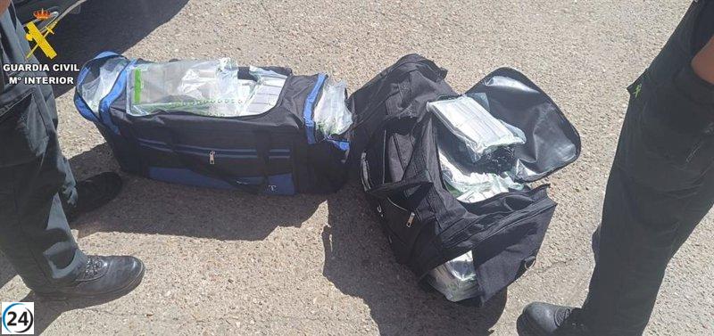 Joven arrestado en Navacarros con casi 77 kilos de hachís en su poder.