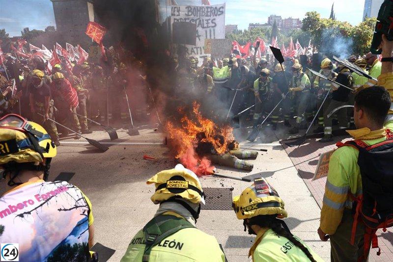 Bomberos forestales exigen en Valladolid condiciones laborales equitativas y formación profesional.
