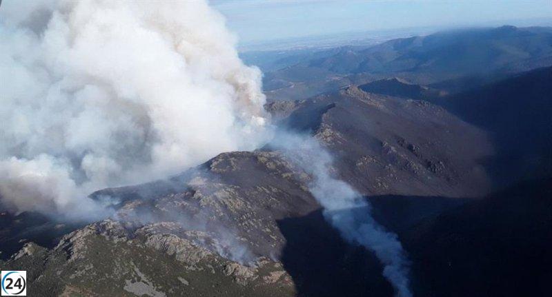 Bomberos de la BRIF de Lubia son rescatados ante el incendio en Peñalba de la Sierra.